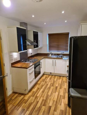 3-room house in downtown Dartford with free parking .